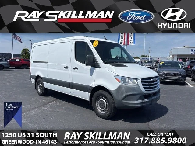 Used 2019 White Freightliner Standard Roof I4 image 1