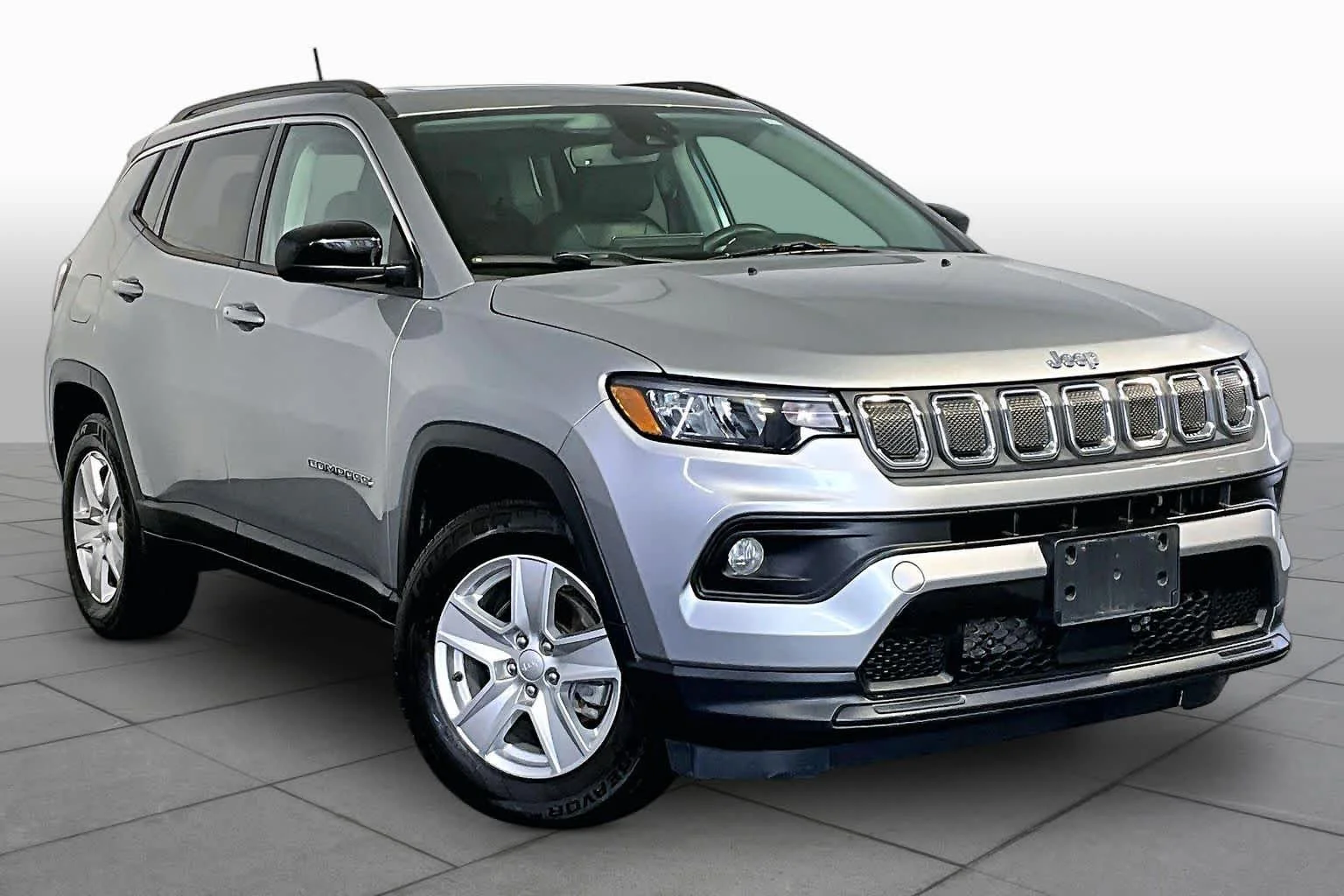 Used 2022 Billet Silver Metallic Clearcoat Jeep Latitude image 3