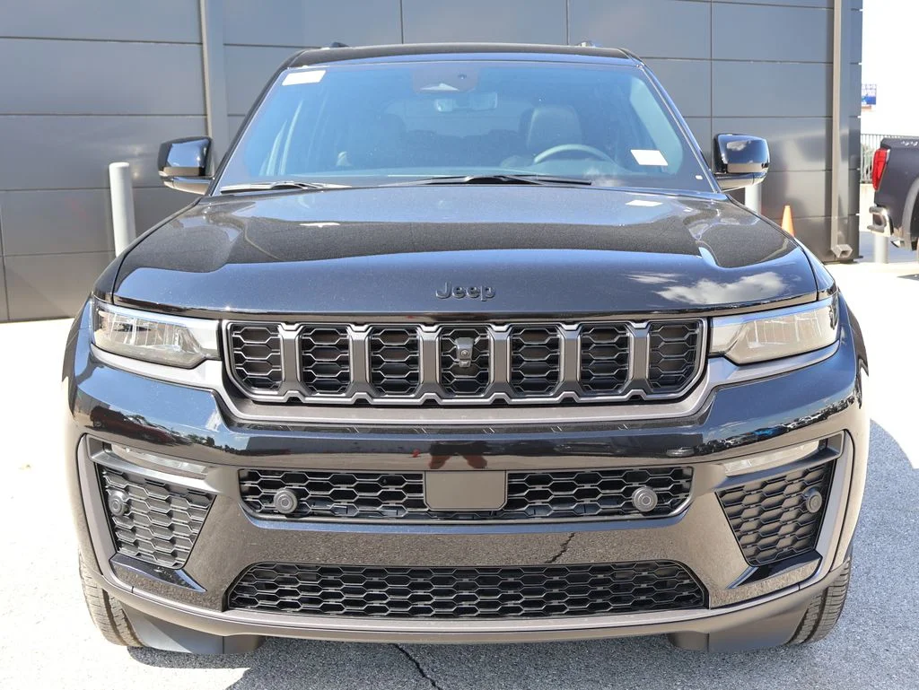 New 2026 Diamond Black Crystal Pearl-Coat Exterior Paint Jeep  image 7