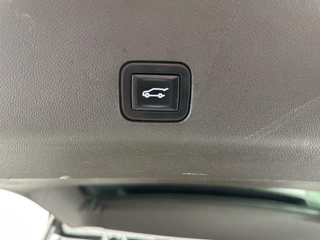 Used 2023 Pearl Chevrolet Z71 image 12
