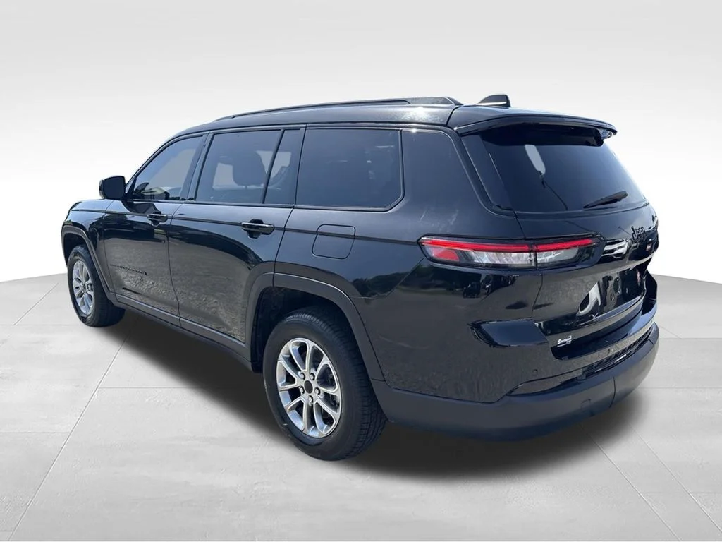 Used 2023 Black Jeep Altitude image 3
