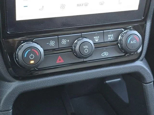 New 2025 Oxford White Ford XLT image 36