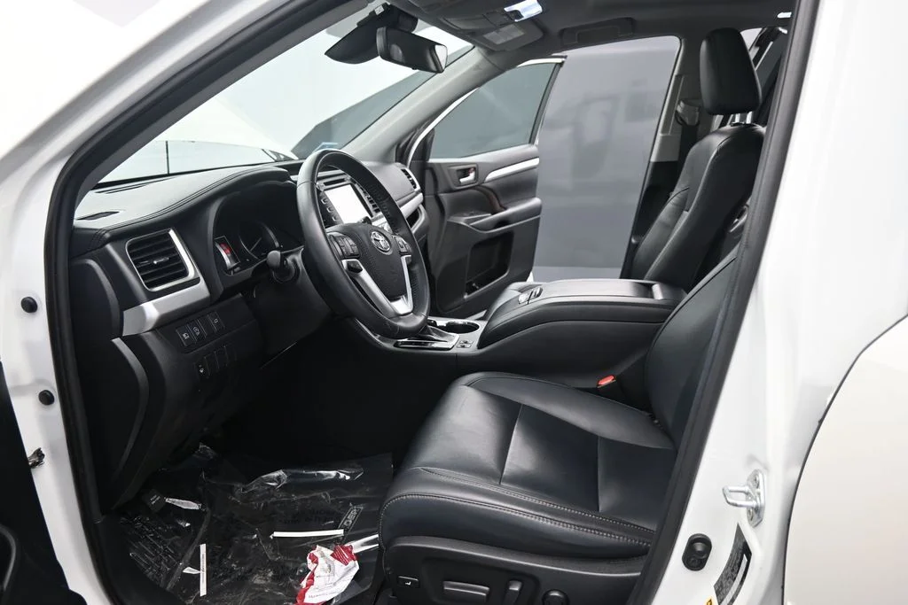 Used 2019 White Toyota XLE image 21