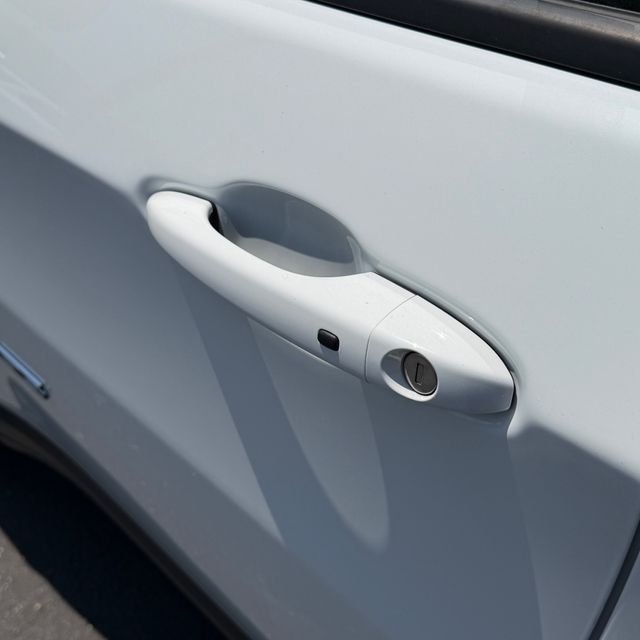Used 2024 White Jeep Latitude image 10