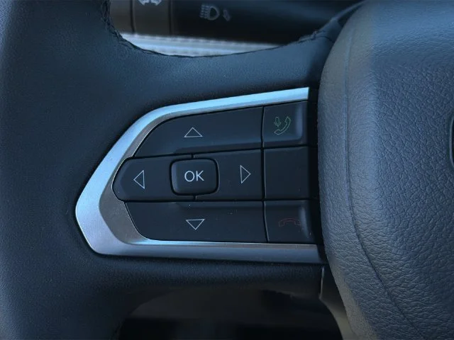 Used 2024  Jeep Limited image 27
