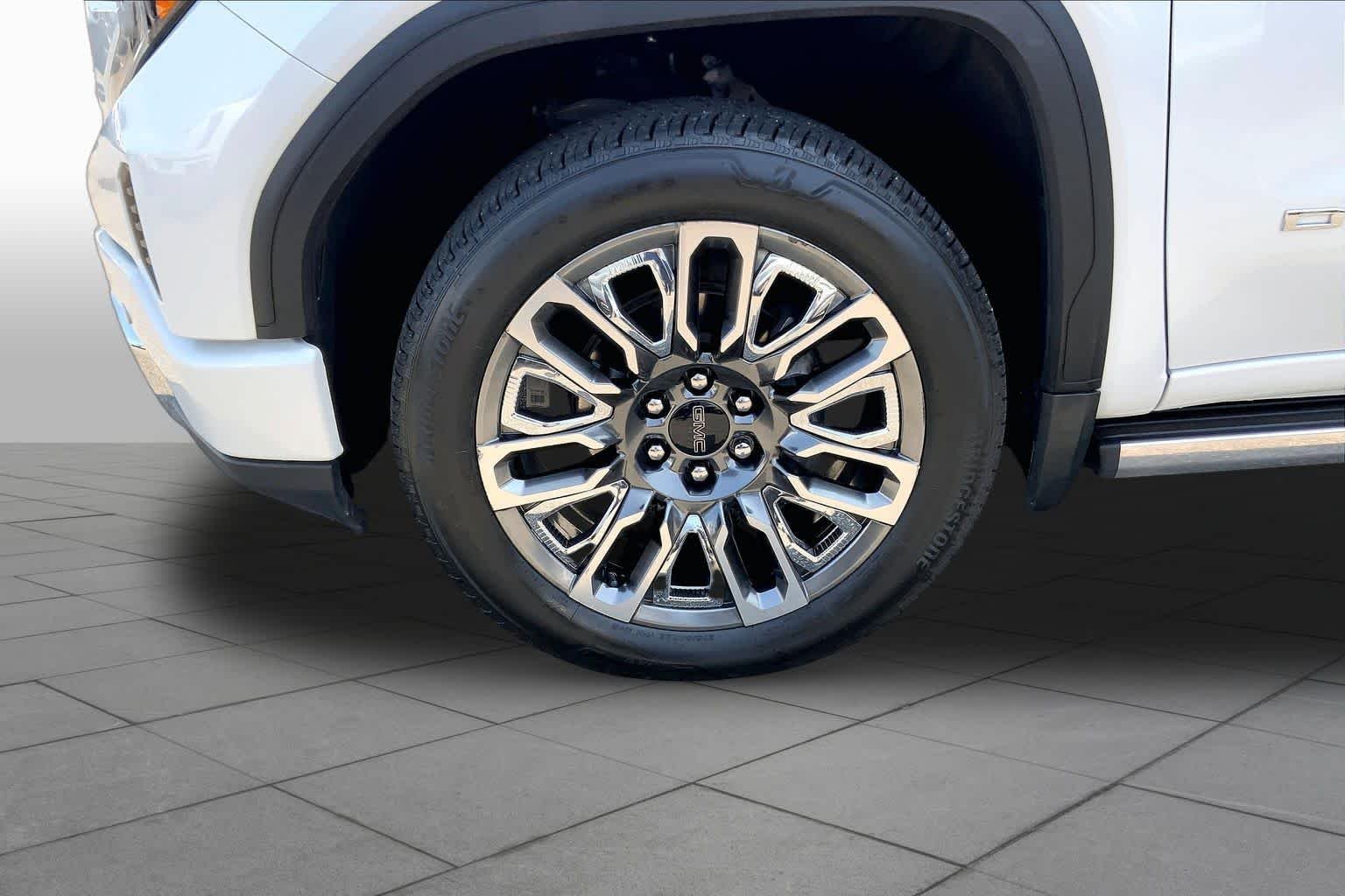 Used 2025 White Frost Tricoat GMC Denali Ultimate image 11