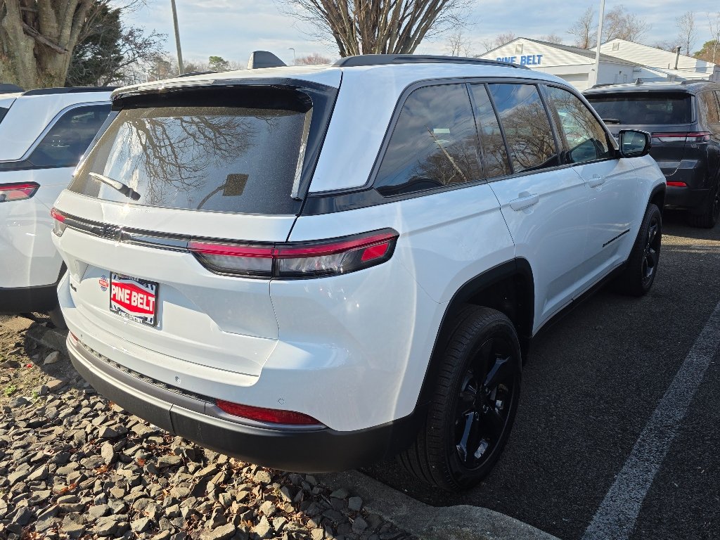 New 2026 Bright White Clear-Coat Exterior Paint Jeep Limited image 9