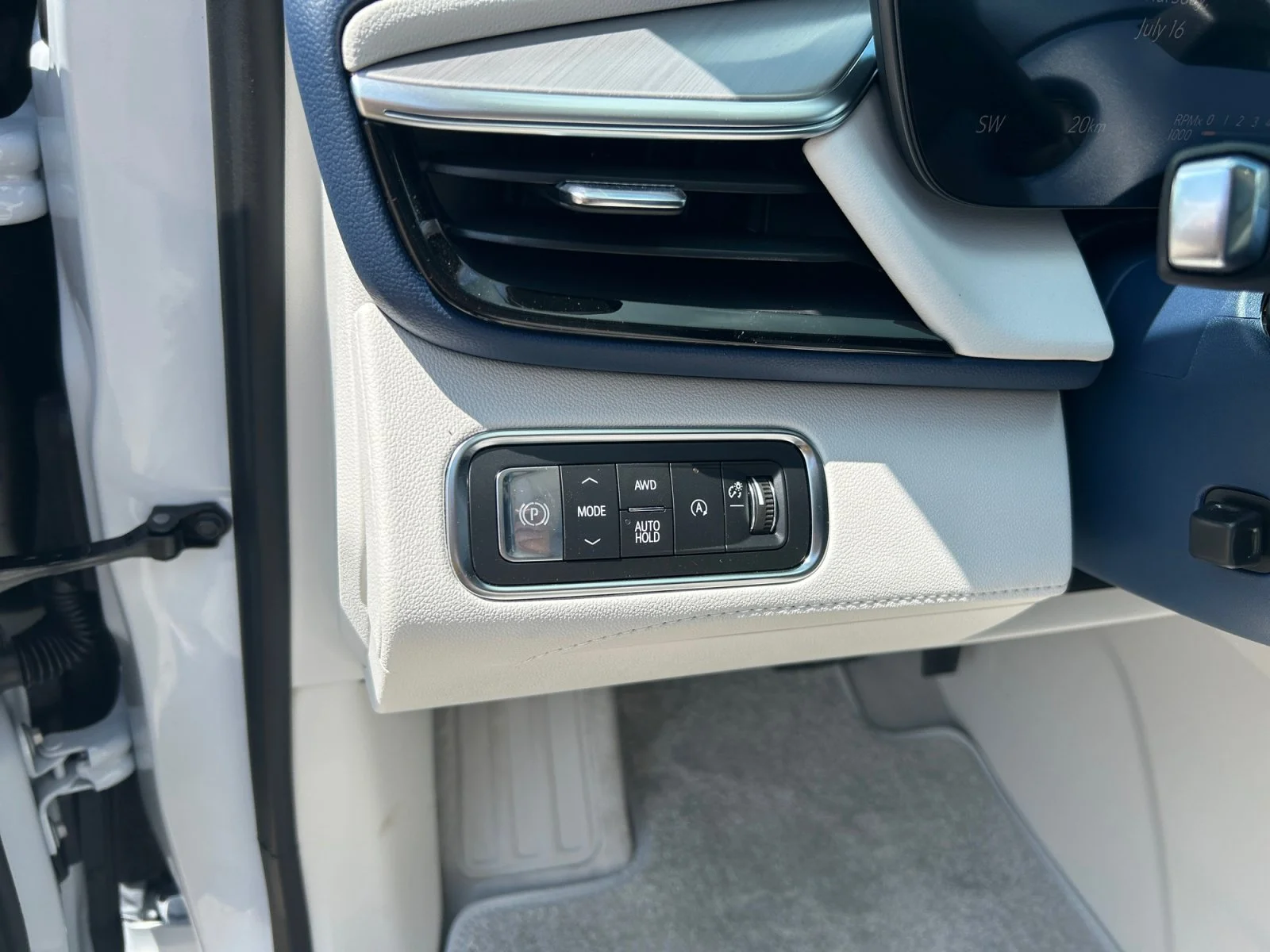 New 2026 Iridescent White Tricoat Buick Avenir AWD image 16