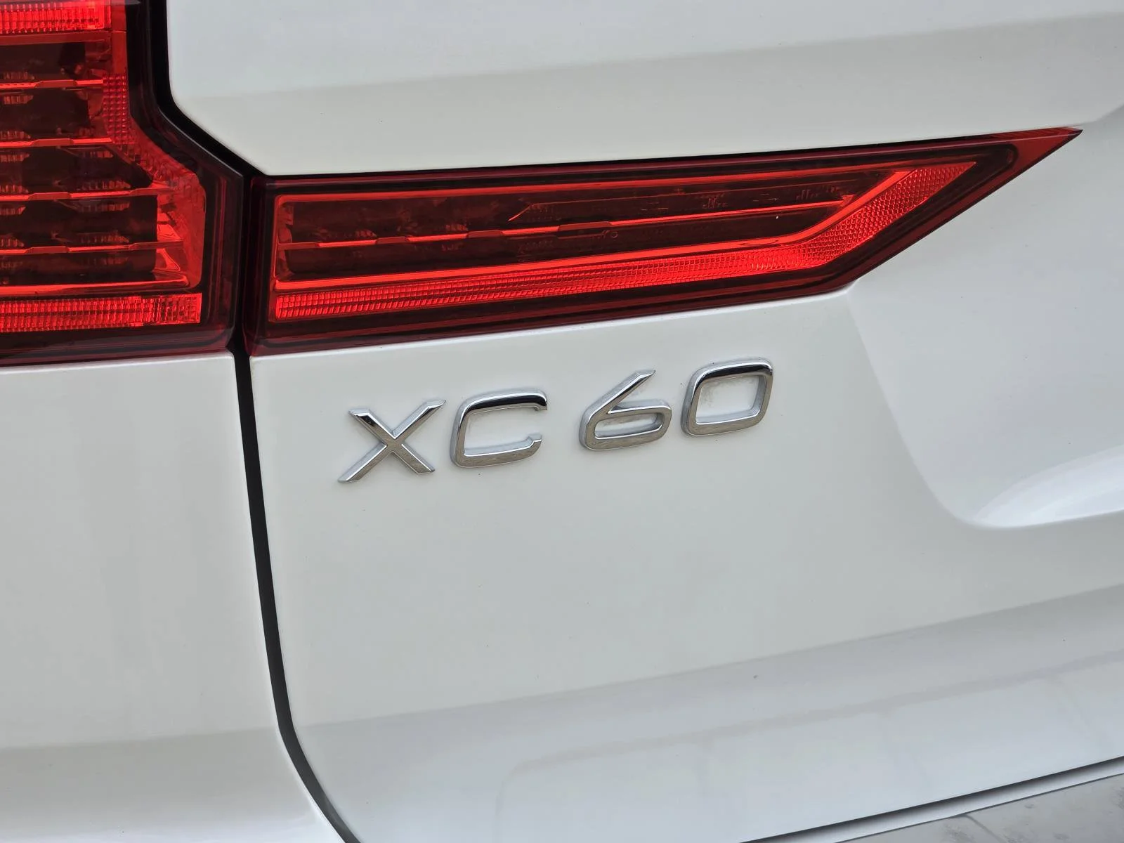 Used 2020 Crystal White Volvo Momentum image 10
