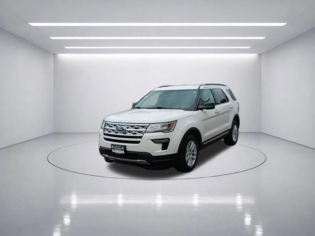 Used 2019 White Platinum Metallic Tri-Coat Ford XLT image 3