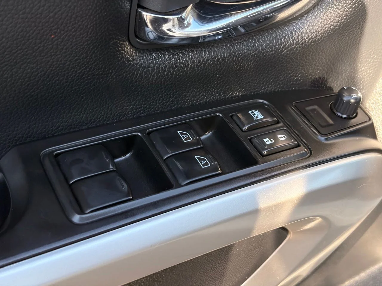 Used 2023 Glacier White Nissan SV image 21