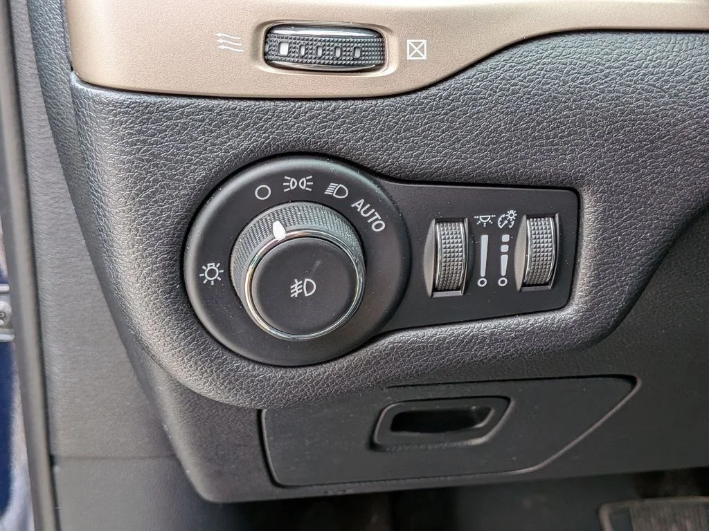 Used 2016 Blue Jeep Limited image 14