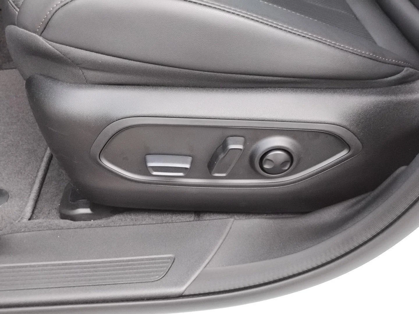 2026 Jeep Cherokee Limited - Photo 13