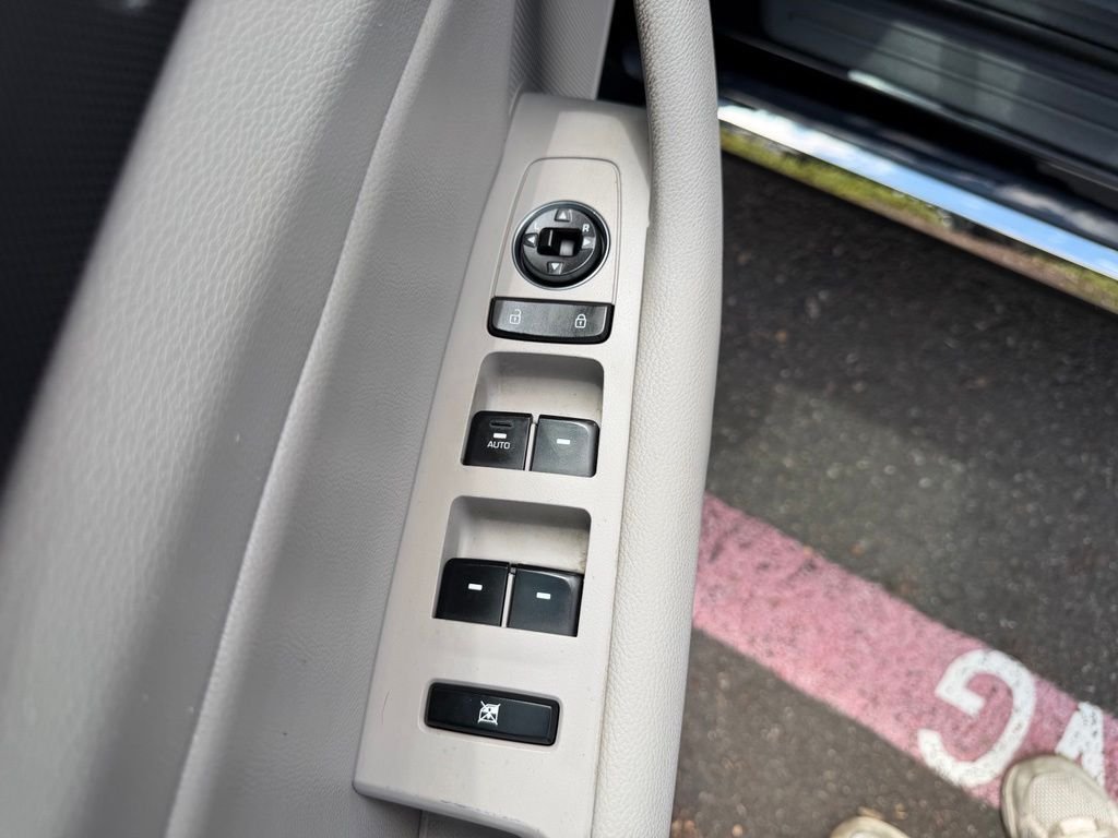 Used 2015 Black Hyundai Sport image 12