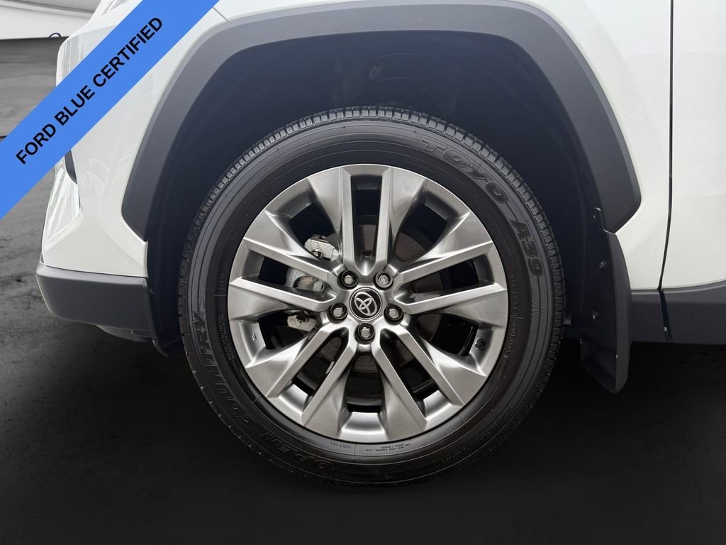 Used 2025 Beige Toyota XLE Premium image 14