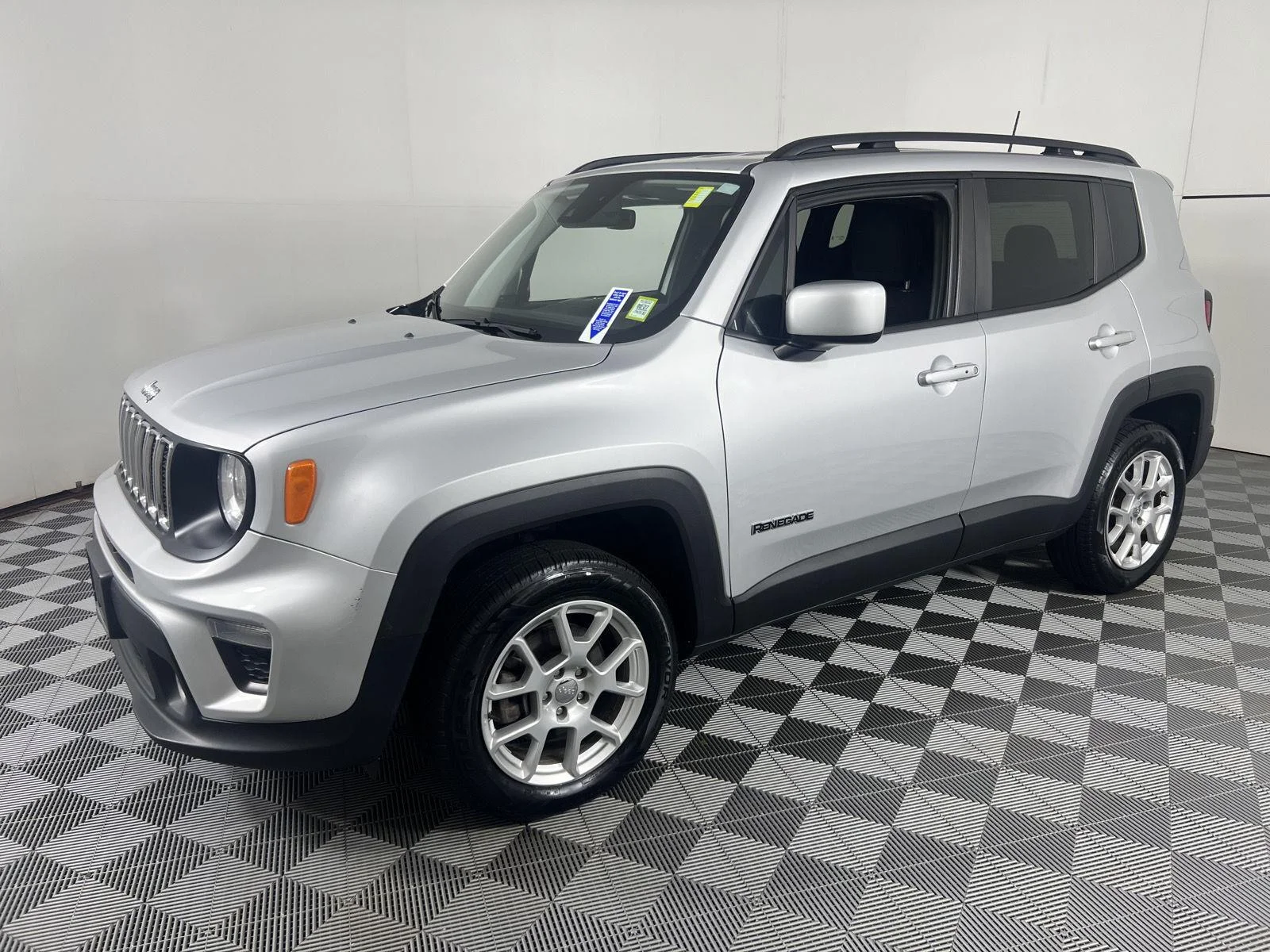 Used 2021 Glacier Metallic Jeep Latitude image 7