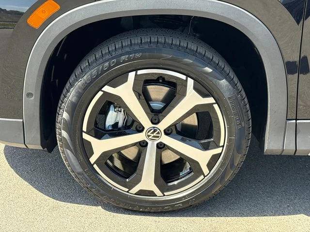 New 2026 Deep Black Pearl Volkswagen 2.0T SE image 13