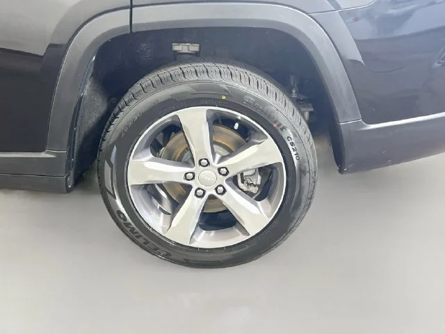 Used 2021 Diamond Black Jeep Limited image 25