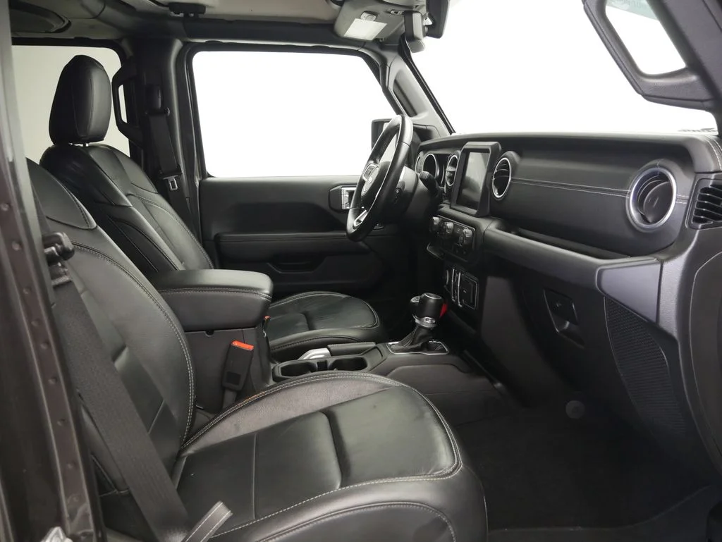 Used 2018 Crystal Metallic Jeep Unlimited Sahara image 23