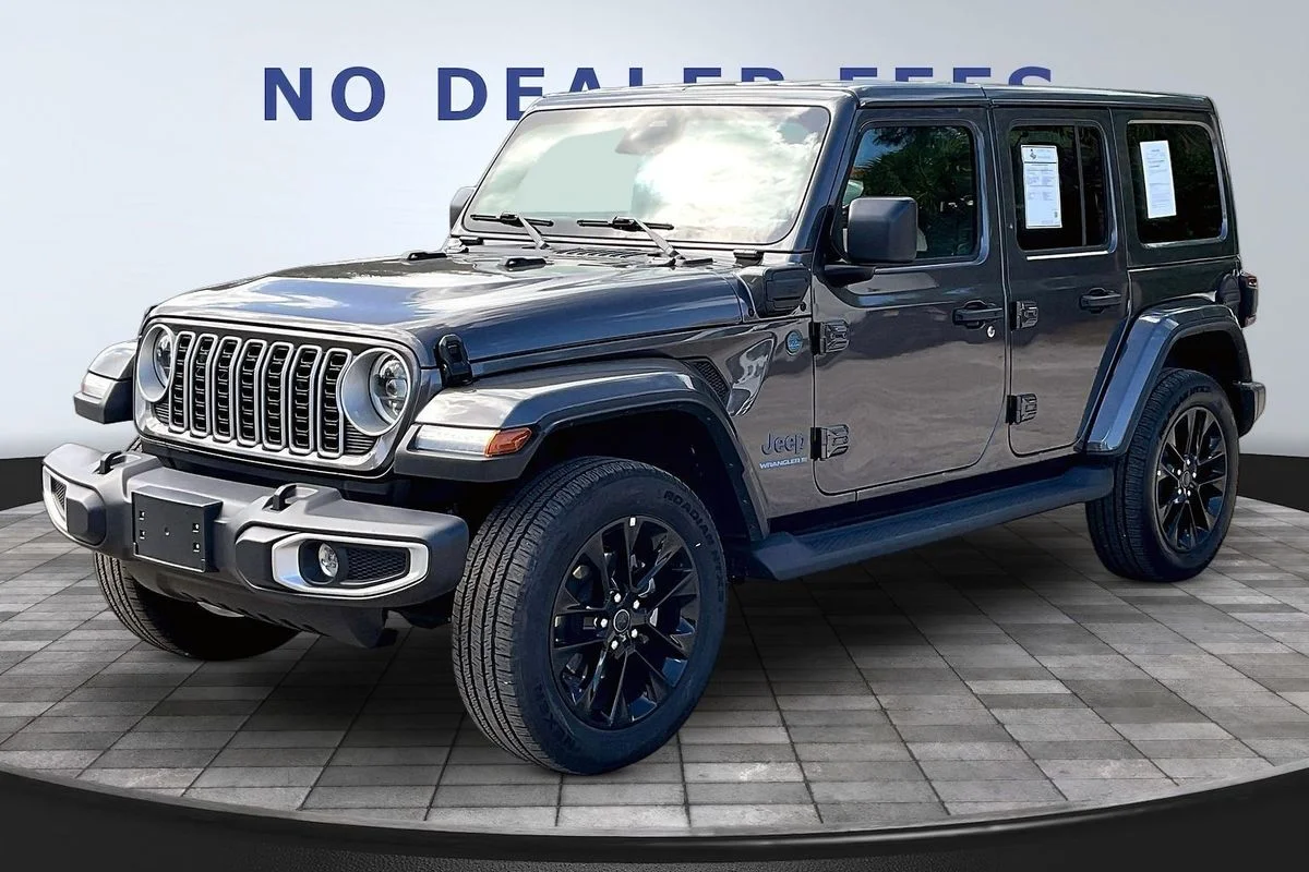 Used 2025  Jeep Sahara 4xe image 1