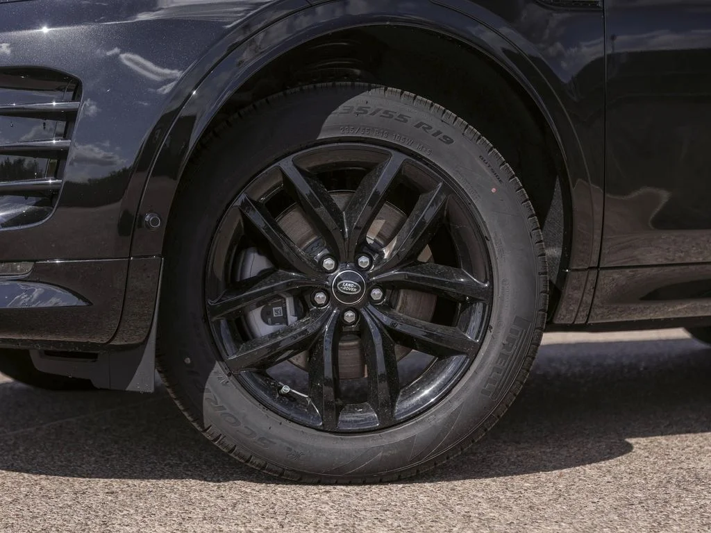 New 2025 Santorini Black Metallic Land Rover SE image 3