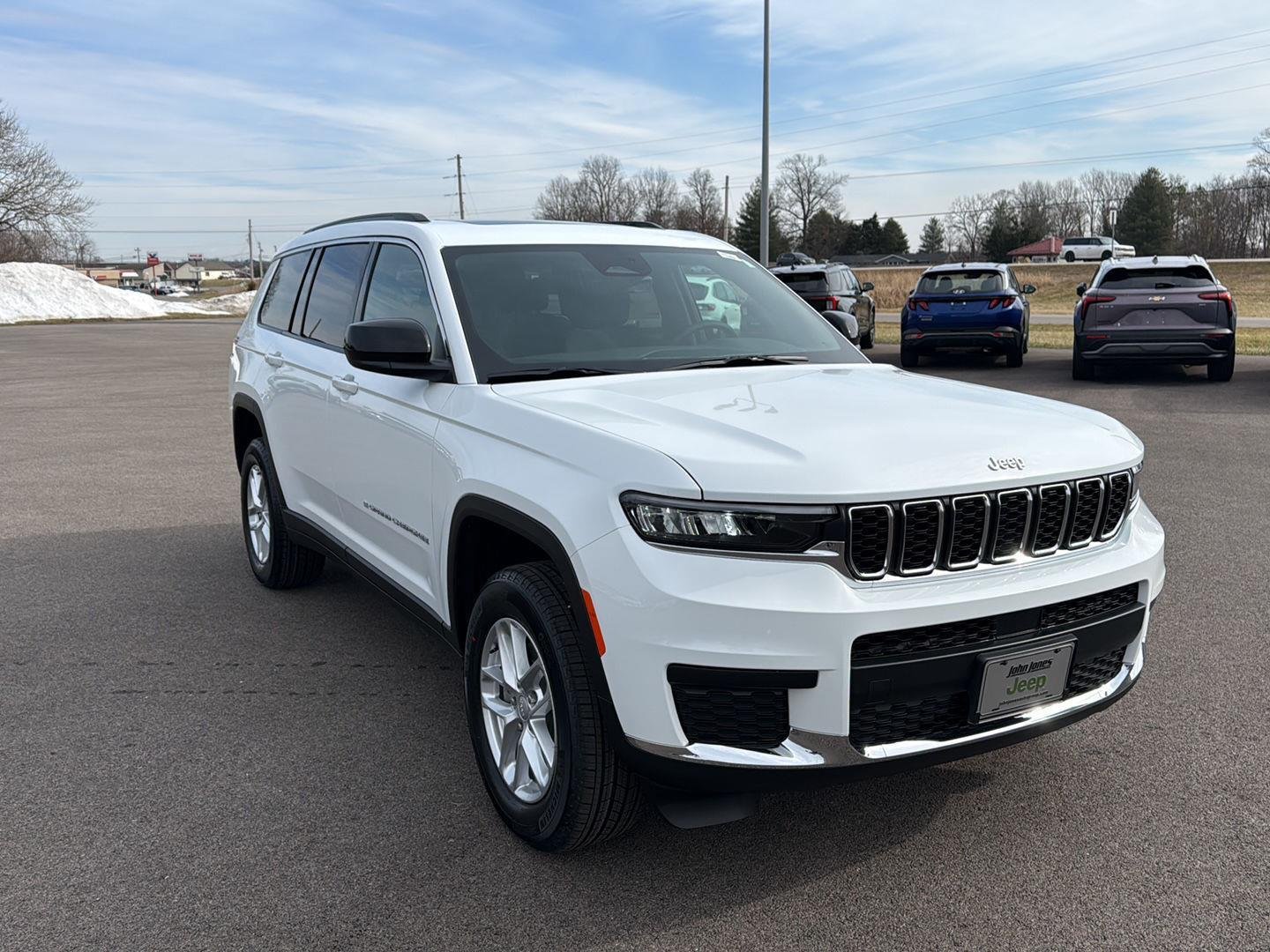 New 2026 Bright White Clear-Coat Exterior Paint Jeep Laredo X image 2