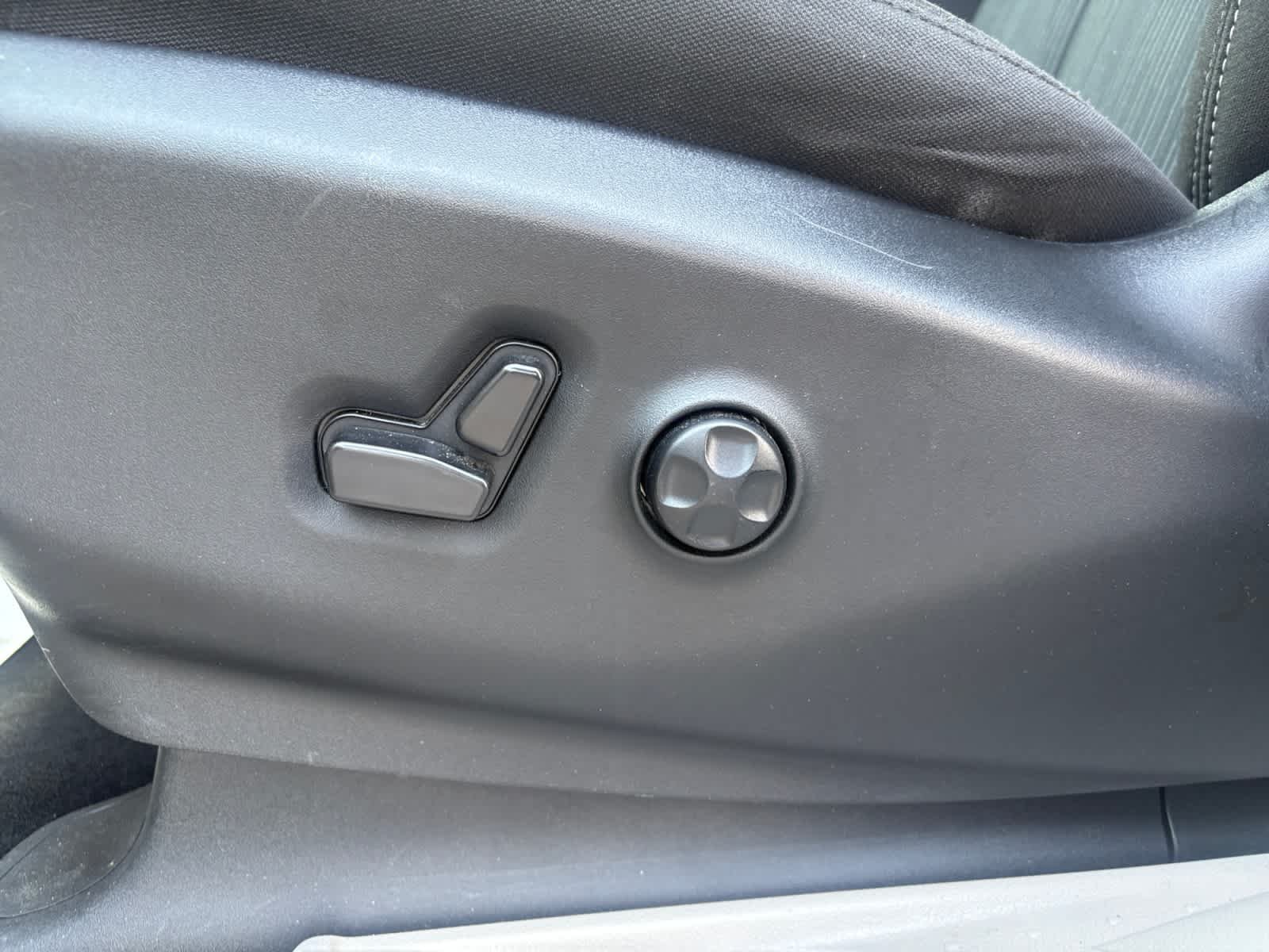 Used 2023 Silver Mist Clearcoat Chrysler LX image 24