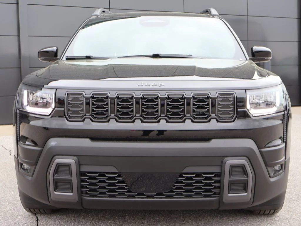 New 2026 Diamond Black Crystal Pearl-Coat Exterior Paint Jeep Limited image 7