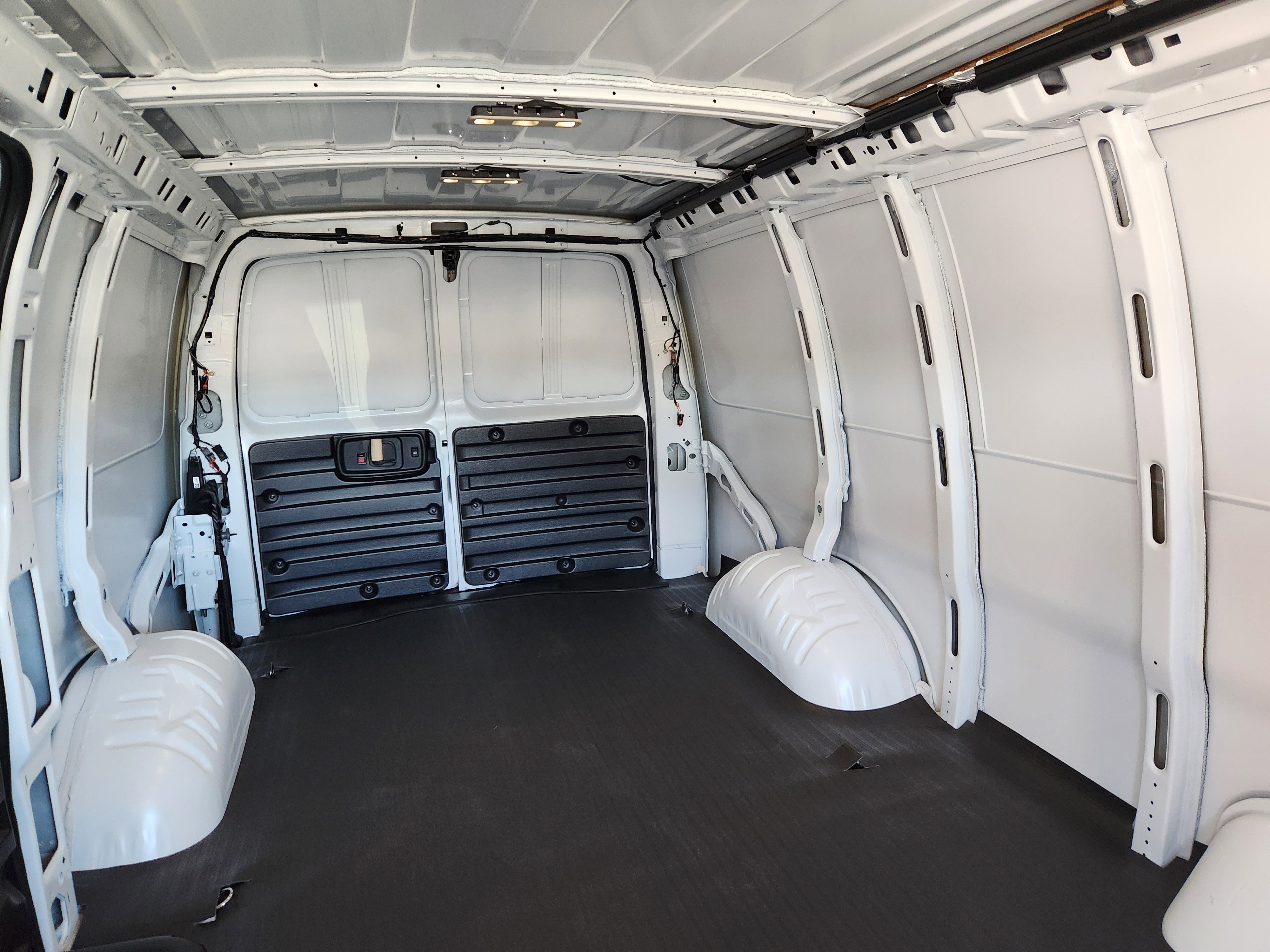 2025 Chevrolet Express Cargo Work Van - Photo 6