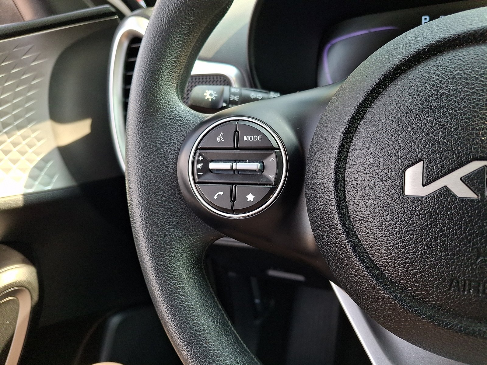 Certified Used 2025 Snow White Pearl Kia LX image 20