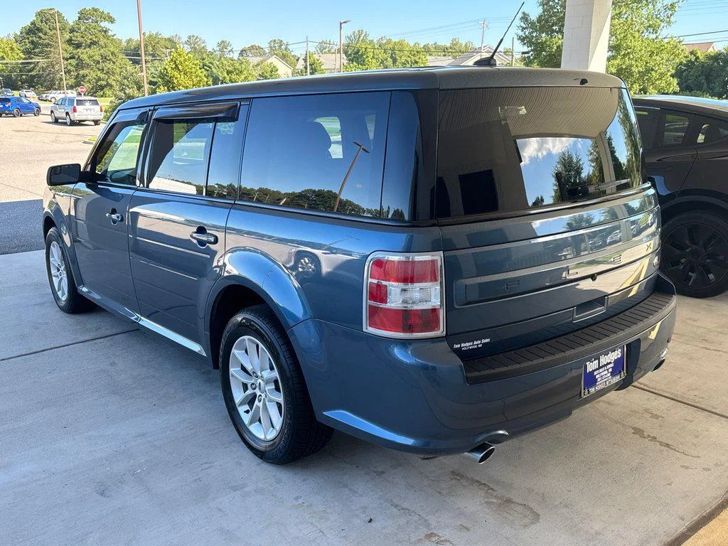 Used 2019 Blue Metallic Ford SE FWD image 7