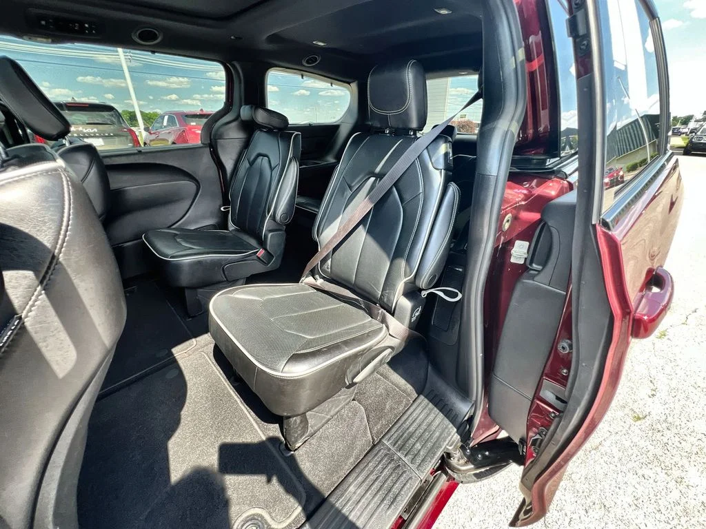 Used 2022 Red Chrysler Limited image 23