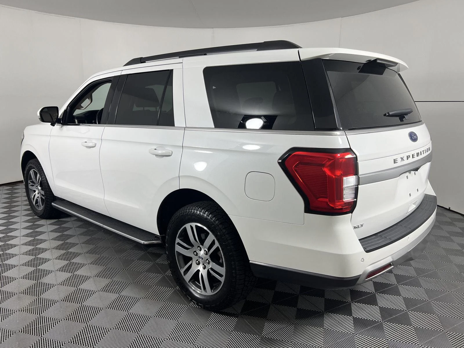 Used 2023 Star White Metallic Tri-Coat Ford XLT image 10