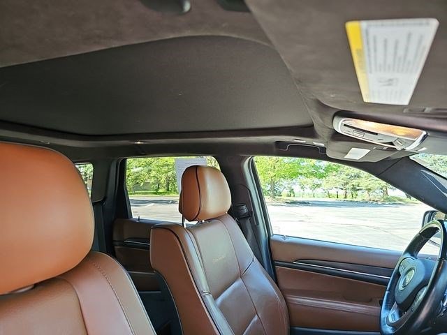 Used 2017 Ivory 3-Coat Jeep Summit image 12