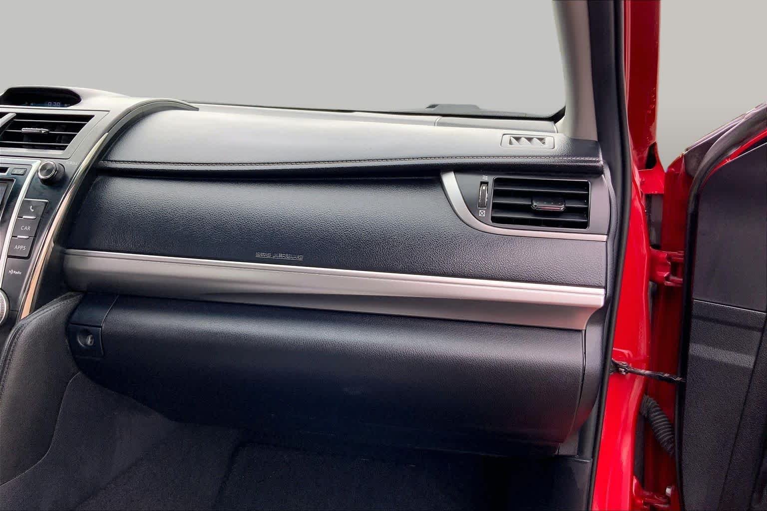 Used 2014 Barcelona Red Metallic Toyota SE image 18