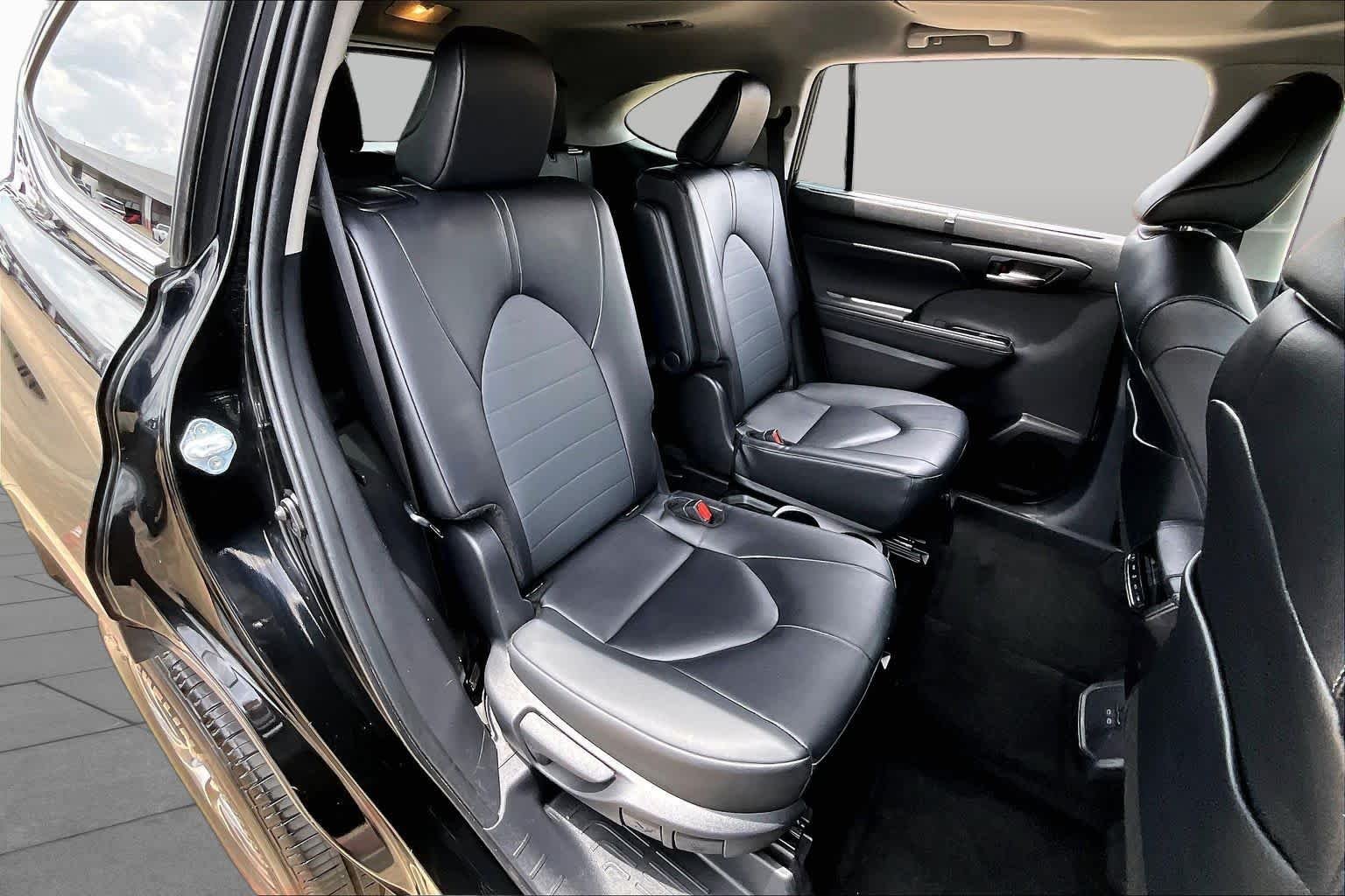 Used 2025 Midnight Black Metallic Toyota XLE image 21