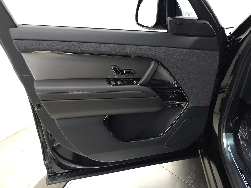 New 2026 Santorini Black Land Rover SE image 11