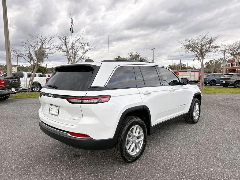 New 2026 Bright White Clear-Coat Exterior Paint Jeep Laredo image 3