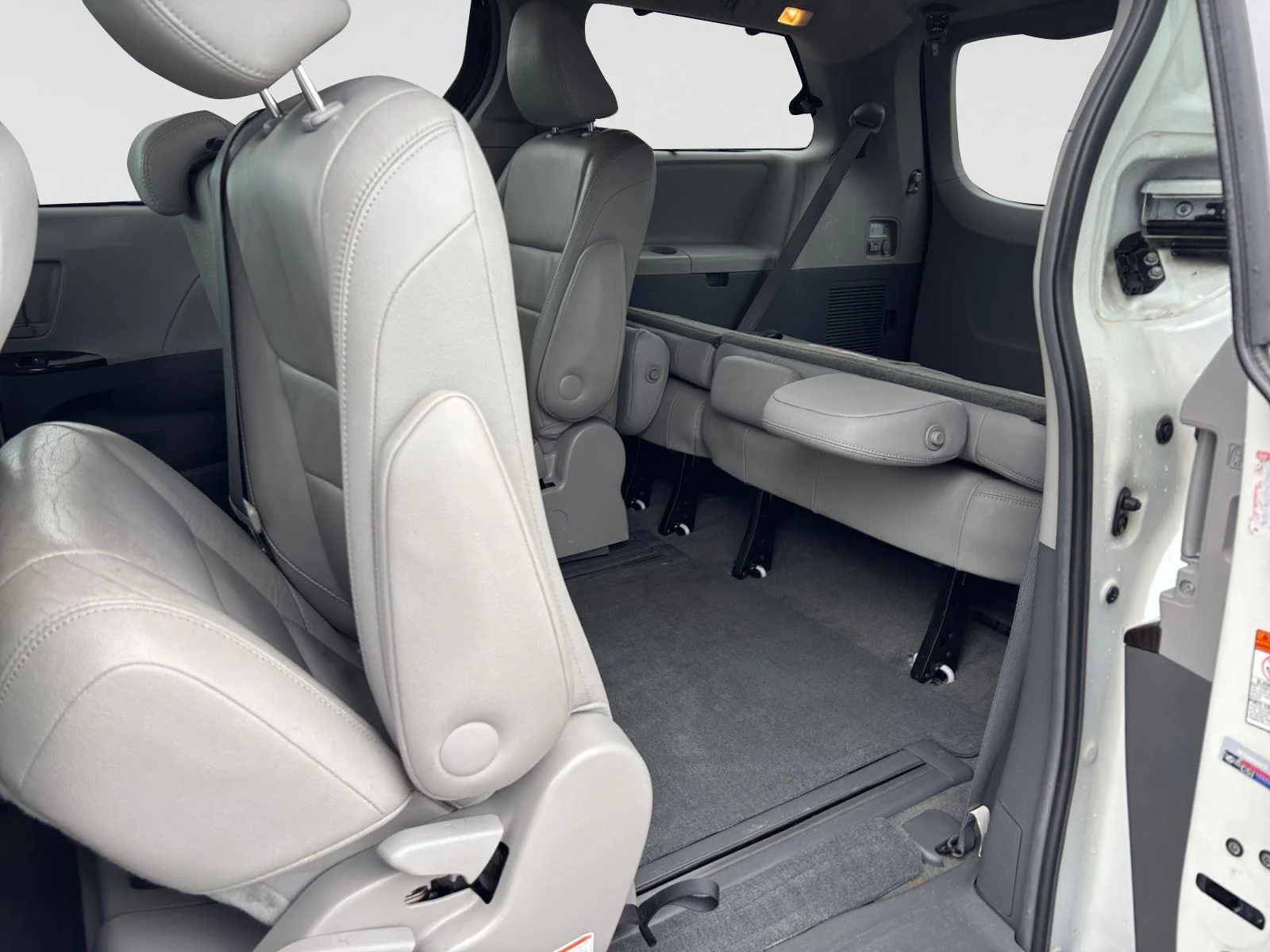 Used 2016 Blizzard Pearl Toyota XLE Premium 8-Passenger image 39