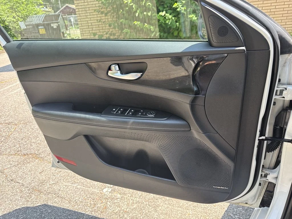 Used 2022 Snow White Pearl Kia GT-Line image 25