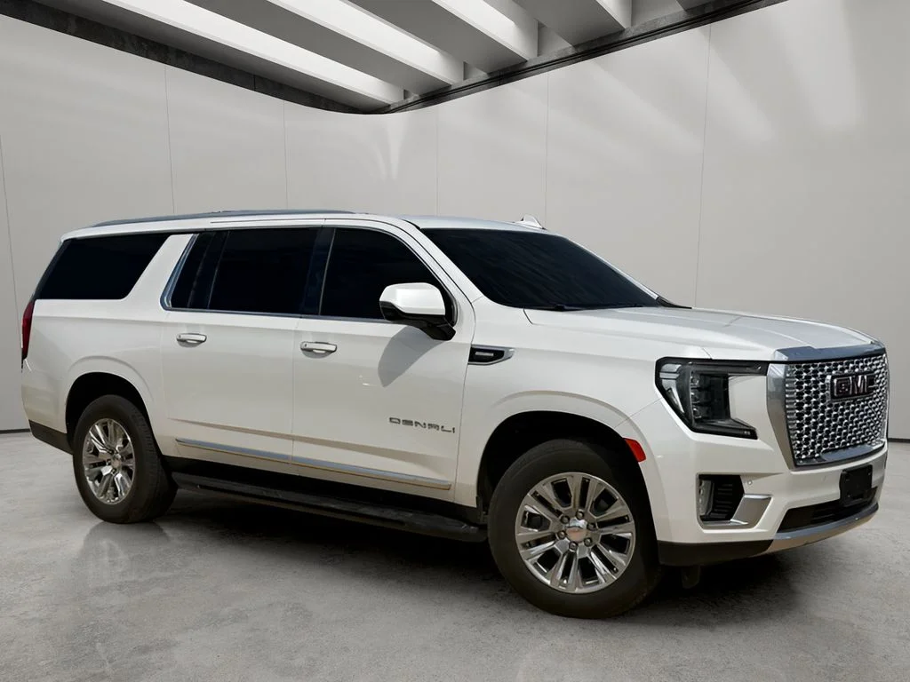 Used 2021 White Frost Tricoat GMC Denali image 8