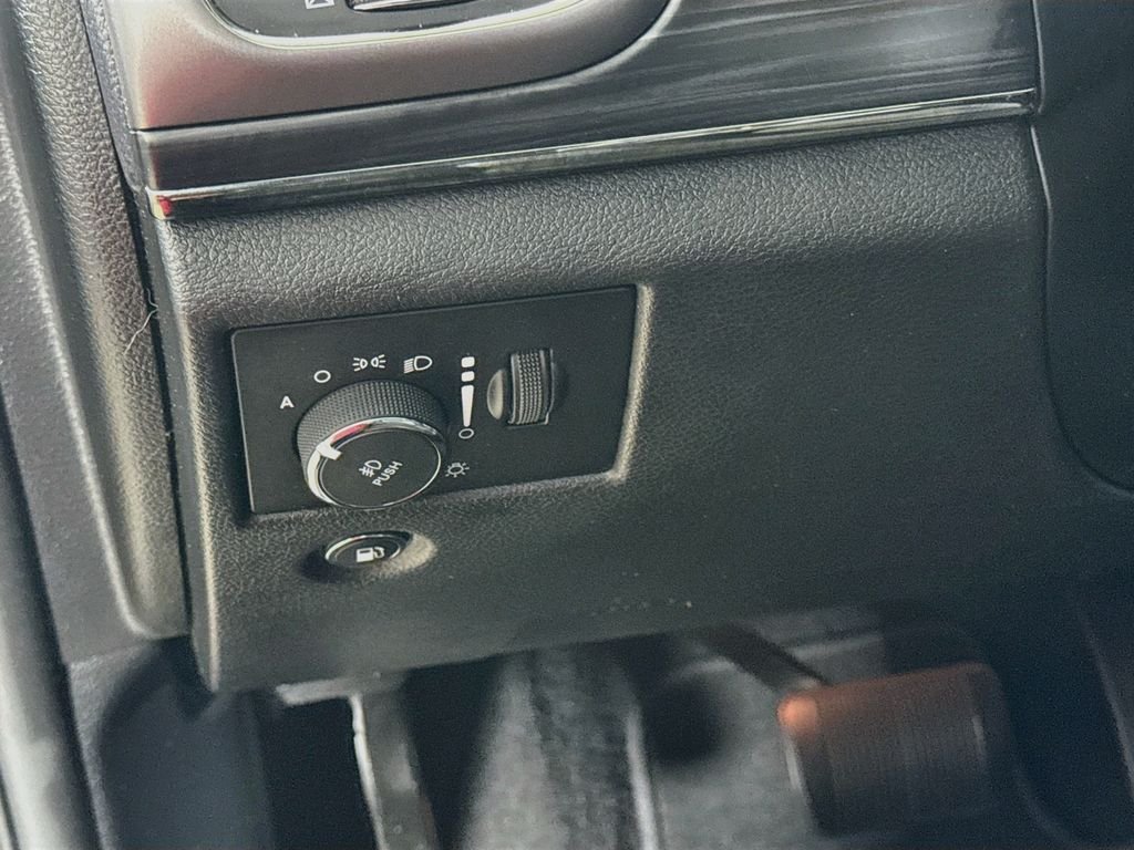 Used 2020 Diamond Black Crystal Pearlcoat Jeep Limited X image 10
