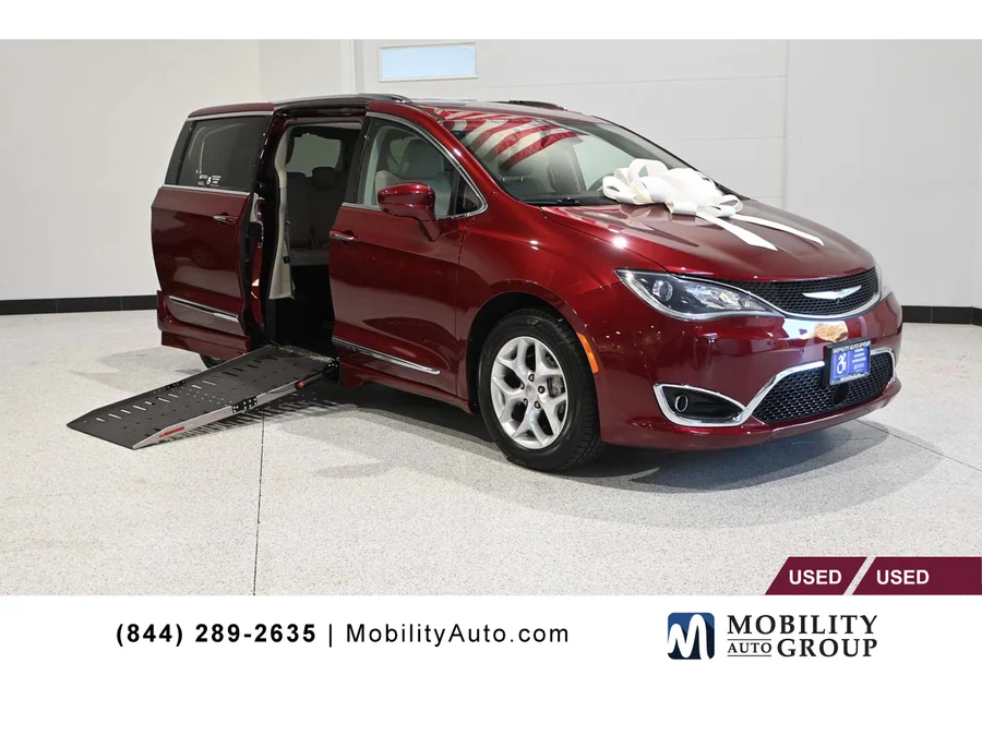 2017 Chrysler Pacifica Touring-L Plus's photo