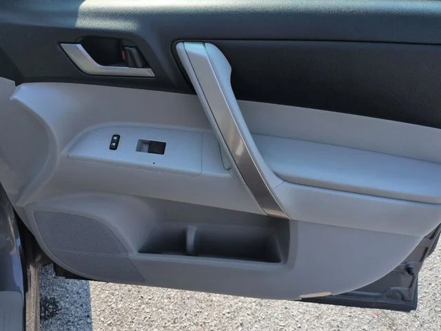Used 2013 Gray Toyota SE image 35