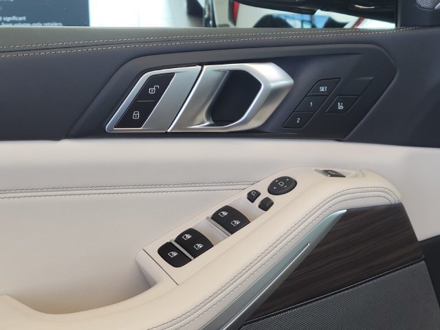 New 2026 Black BMW M60i image 16