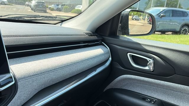 Used 2022 Silver Jeep Latitude image 19