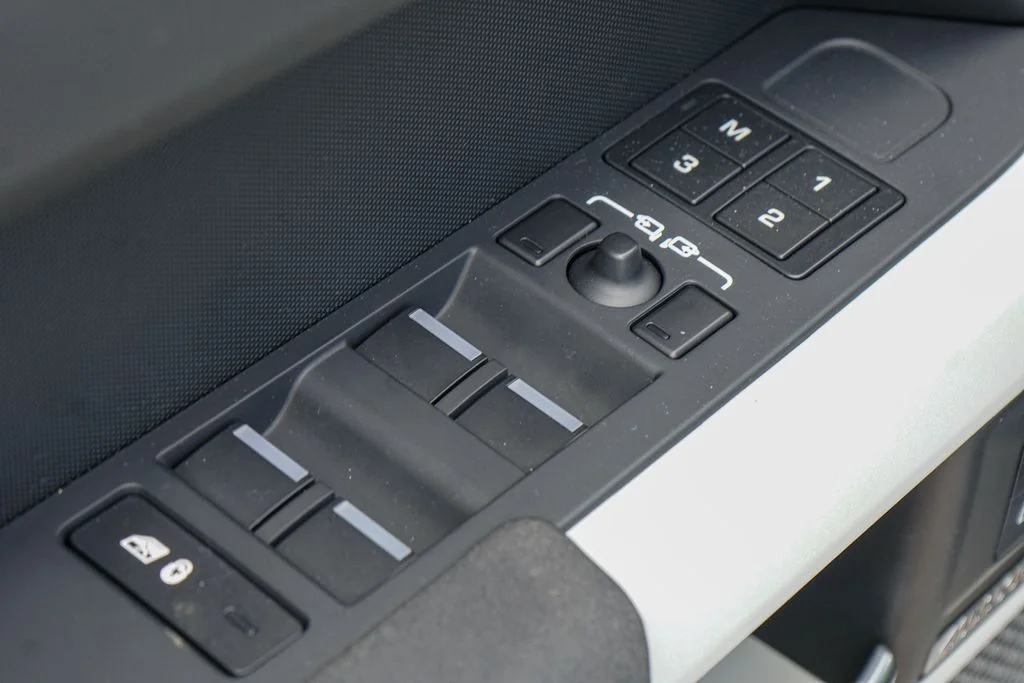Used 2023 Fuji White Land Rover SE image 16