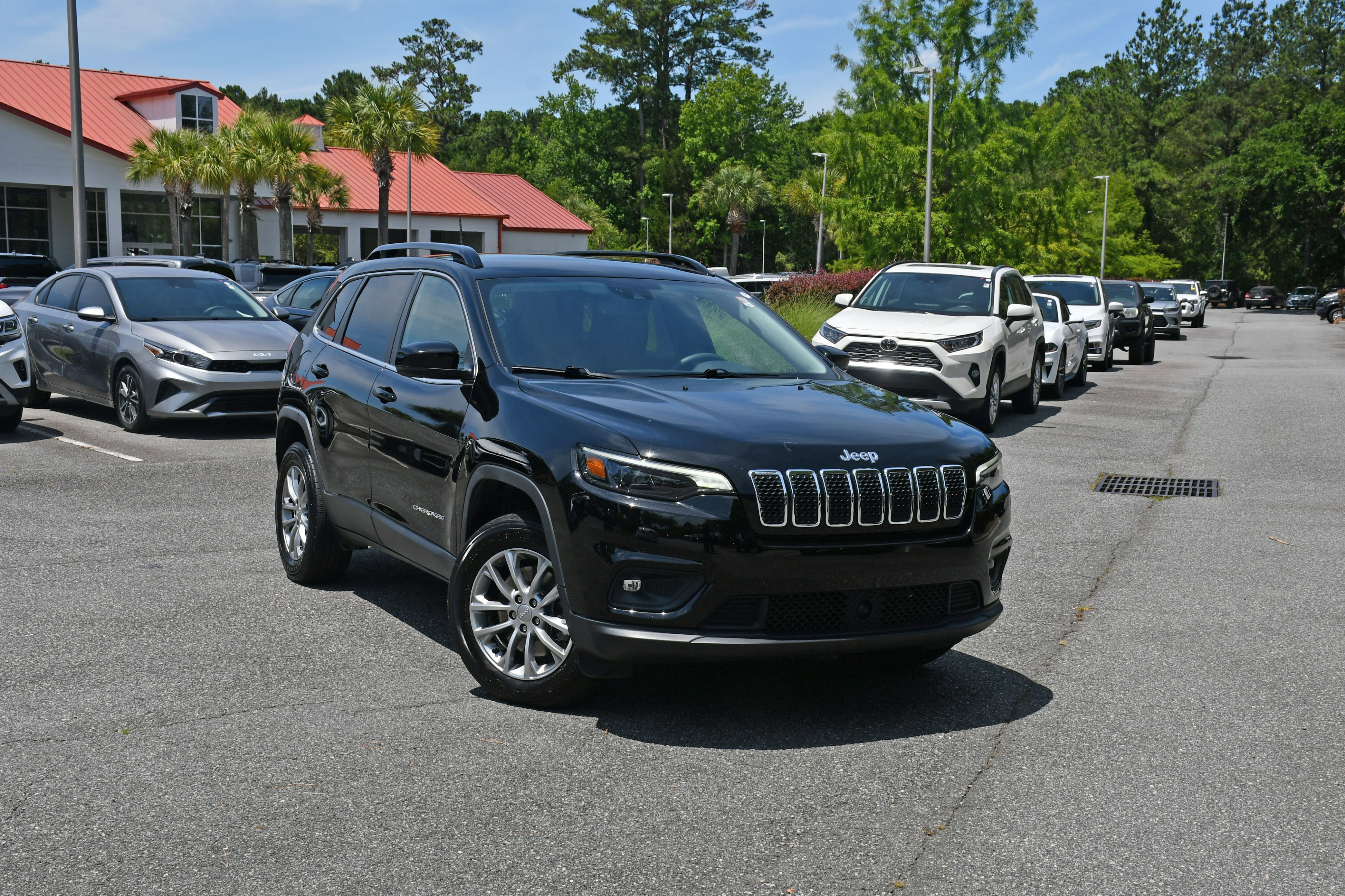 Used 2022 Black Jeep Latitude Lux image 5