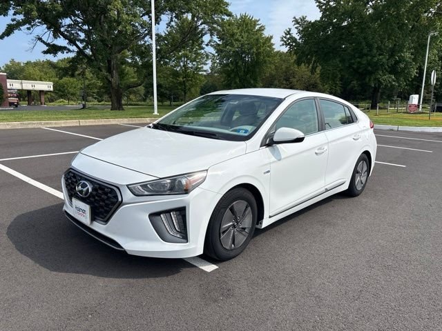 Used 2020 White Hyundai SE image 1