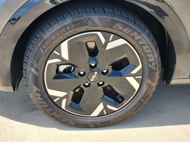 Used 2023 Gray Kia Wind image 12